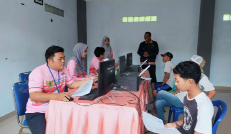 Dinas Dukcapil Lobar Turun ke Desa Senggigi, Beri Pelayanan Adminduk Warg